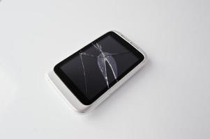defekter Bildschirm des Smartphones auf weißem Hintergrund foto