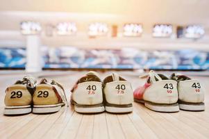 drei Paar Schuhe zum Bowling foto