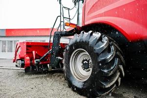 neuer roter Mähdrescher bei Schneewetter foto