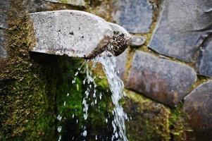 Quellwasser aus Steinkanal foto