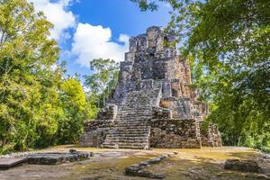 alte Maya-Stätte mit Tempelruinen Pyramidenartefakten Muyil Mexiko. foto