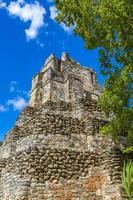 alte Maya-Stätte mit Tempelruinen Pyramidenartefakten Muyil Mexiko. foto