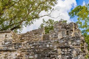 alte Maya-Stätte mit Tempelruinen Pyramidenartefakten Muyil Mexiko. foto