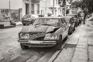 beschädigtes kaputtes Auto in der griechischen Hauptstadt Athen Griechenland. foto