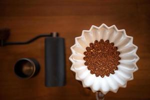 Werkzeuge zum Zubereiten von Tropfkaffee und Brühen von Tropfkaffee foto