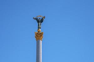 Unabhängigkeitsdenkmal auf dem Maidan-Nezalezhnosti-Platz foto