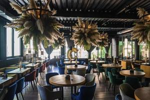 Dekoriertes Luxusrestaurant mit leeren Stühlen und Tischen foto