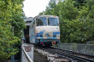 die kiewer standseilbahn eine eisenbahn mit steilhang auf hügeln, die der stadt dient foto