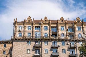 Fassade des Gebäudes mit Fenstern und Zaun aus der Sowjetzeit foto