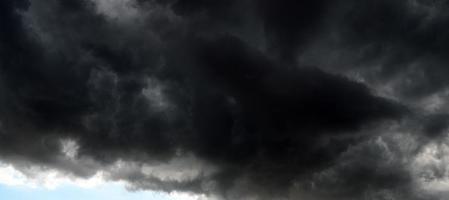 Himmel mit Gewitterwolken dunkel foto