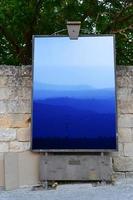 anschlagtafel für plakatposting. bergsommerlandschaft mit blauer farbsteigung von berggipfeln, hintergrund der naturreise im freien. foto