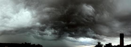 Gefahrensturmwolken, die den Himmel mit dunklen Wolken bedecken. ominöse Gewitterwolken.Sturmwolken, die sich am Himmel bilden. foto