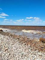 felsiger Strand von See oder Meer foto