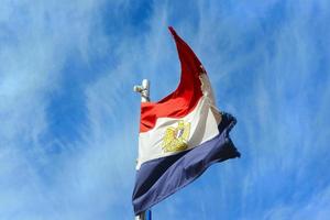 die ägyptische Flagge auf dem Hintergrund des blauen Himmels foto