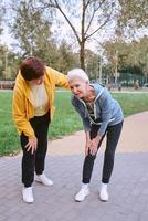 Zwei ältere Frauen, die im Park Sport treiben, Herzinfarkt foto