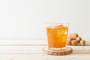 leckeres süßes Getränk Tamarindensaft und Eiswürfel foto