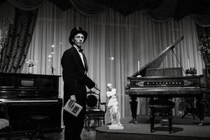 theaterschauspieler in einem schwarzen hut in der retro-atmosphäre foto