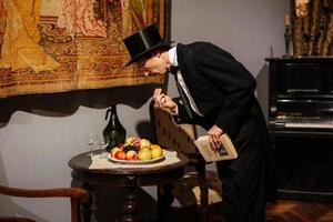 theaterschauspieler in einem schwarzen hut in der retro-atmosphäre foto