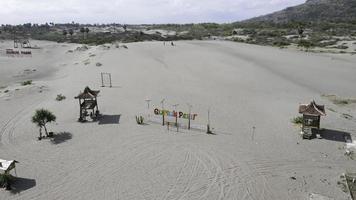 luftaufnahme des gumuk pasir parkschildes auf yogyakarta. Yogyakarta, Indonesien - November 2020 foto