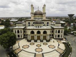 luftaufnahme der moschee in klaten, indonesien, ausgehend von der tür. klaten, indonesien - dezember 2020 foto