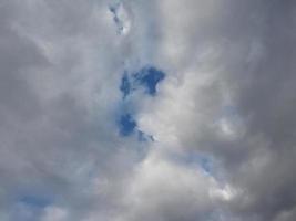 blauer Himmel mit Wolkenhintergrund foto