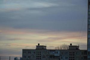 Neubauten vor dem Hintergrund rosafarbener Wolken in der Stadt foto