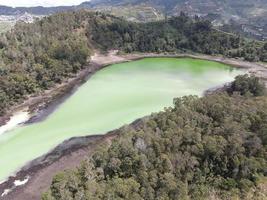 Luftaufnahme des Telaga-Warna-Sees in Dieng Wonosobo, Indonesien foto