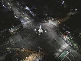 luftaufnahme von tugu jogja oder yogyakarta monument, indonesien bei nacht. Yogyakarta, Indonesien - Oktober 2020 foto