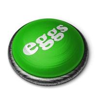 Eier Wort auf grünem Knopf isoliert auf weiss foto