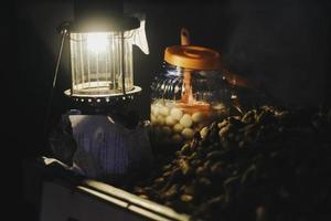 Uplik- oder Teplok-Lampe mit Wedhang-Ronde daneben. teplok ist eine traditionelle Lampe mit Petroleum foto