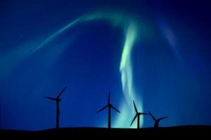 Windpark und Nordlichter foto