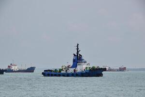 verschiedene schiffsaktivitäten im hafen von sri bintan pura in der stadt tanjung pinang nämlich an der westküste der insel bintan foto