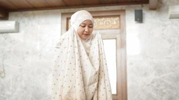 asiatische muslimische Frauen führen die obligatorischen Gebete in der Moschee durch foto