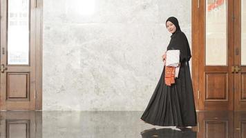 Muslimische Frauen verlassen nach dem Gottesdienst die Moschee foto