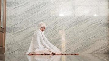 asiatische muslimische frauen beten in der moschee foto