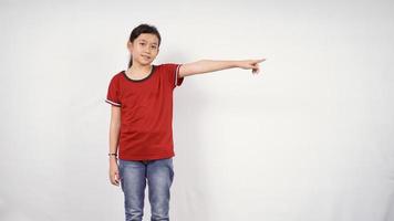 asiatisches kleines Mädchen zeigt isoliert auf weißem Hintergrund foto