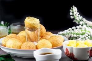 indischer traditioneller snack. Pani Puri mit Salzkartoffeln und Soße. foto