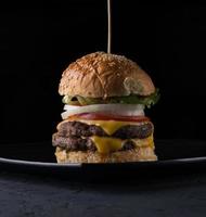Fast Food auf schwarzem Hintergrund foto