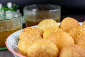 indischer traditioneller snack. Pani Puri mit Salzkartoffeln und Soße. foto