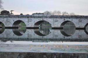 römische Brücke in Rimini foto