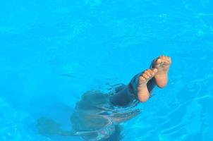 Mädchen synchronisiertes Schwimmen foto