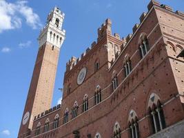 Mangia-Turm auf der Piazza del Campo in Siena foto