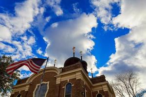 amerikanische Flagge und Kirchturm foto