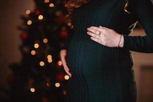 schwangere Frau in einem schönen Kleid. Konzentrieren Sie sich auf den Bauch. foto