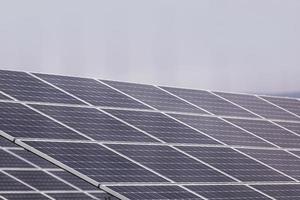 ein Kraftwerk, das erneuerbare Sonnenenergie mit der Sonne nutzt. Solarzellen oder Fotovoltaikzellen in Solarkraftwerken steigen in den Himmel auf und absorbieren das Sonnenlicht von der Sonne. Nahaufnahme des Fotos. foto