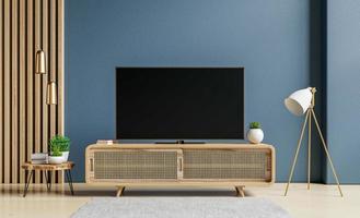 tv und schrank im modernen wohnzimmer auf blauem betonwandhintergrund. foto