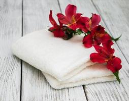 Spa-Handtücher und Alstroemeria-Blüten foto