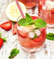 Limonade mit Erdbeeren foto