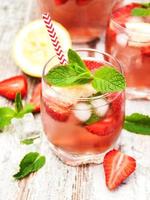 Limonade mit Erdbeeren foto