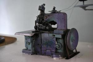 eine alte Nähmaschine in der Werkstatt foto